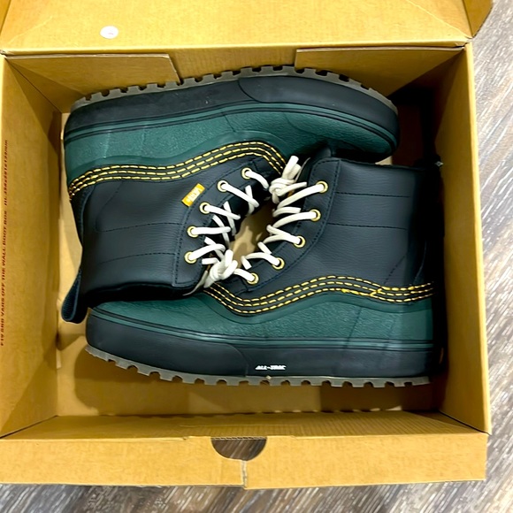 Vans standard mid snow MTE.   U.S. size 10 - Picture 1 of 5